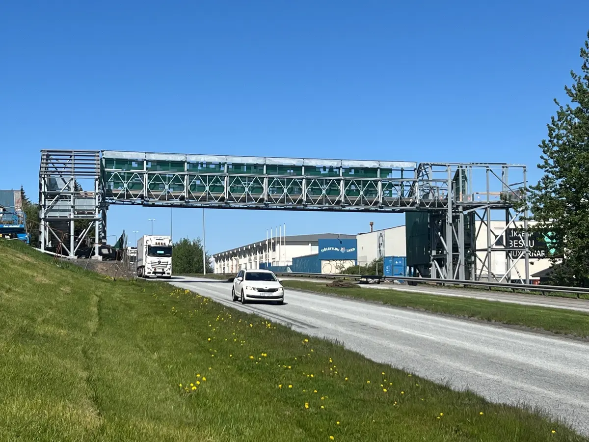 Göngubrú á Sæbraut komin upp