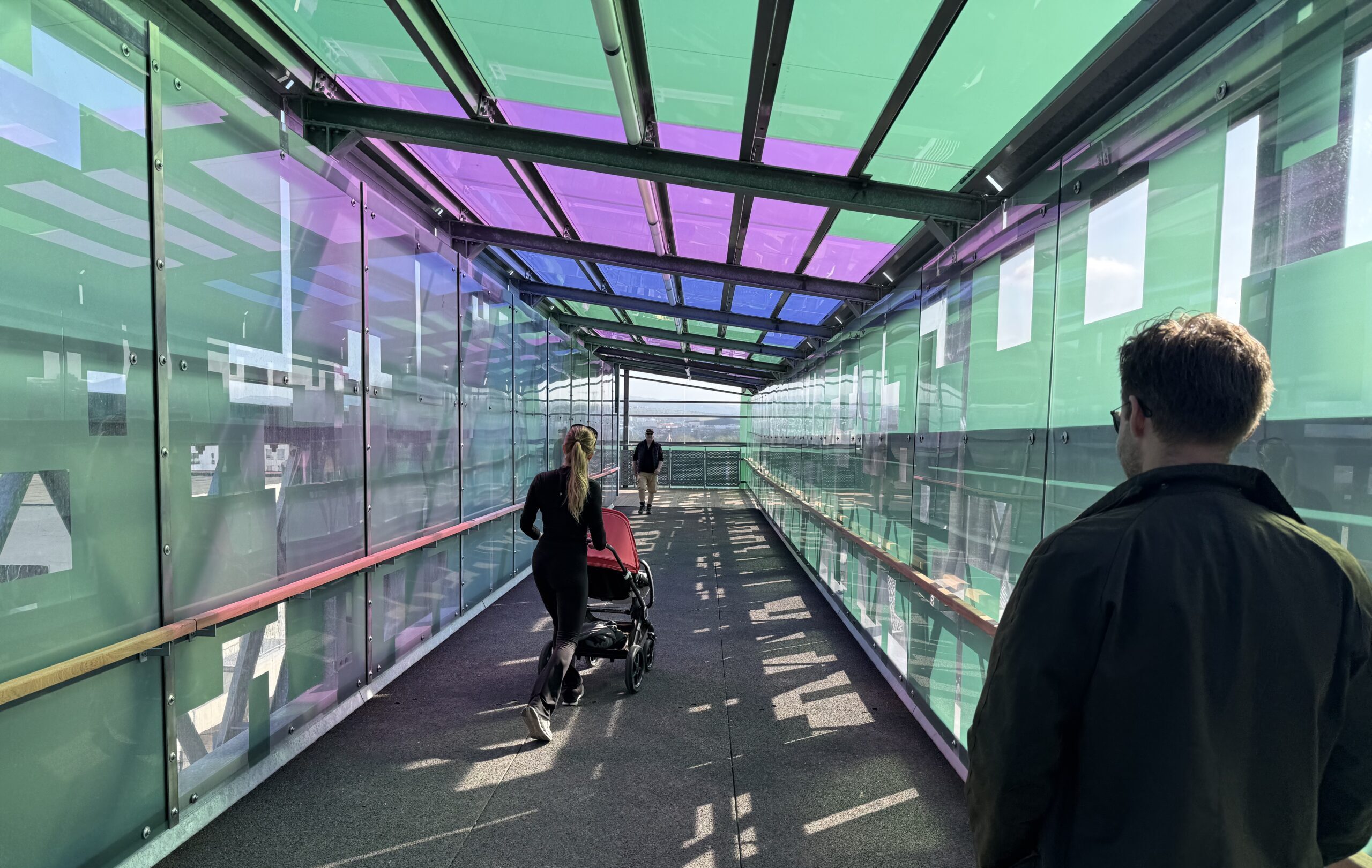 Göngubrúin yfir Sæbraut komin í notkun